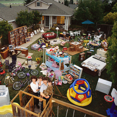 30 aile eşyalarını evlerinin önüne serdi