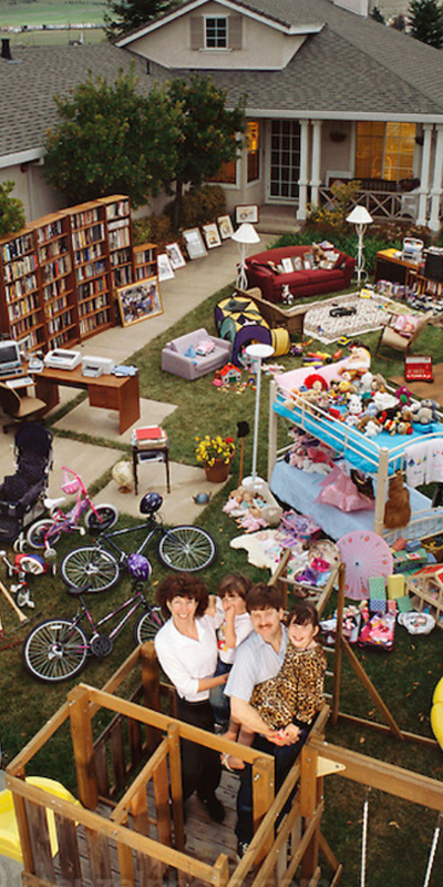 30 aile eşyalarını evlerinin önüne serdi