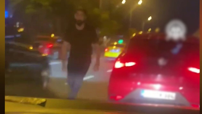 Trafik tartışmasında araca saldırı anı