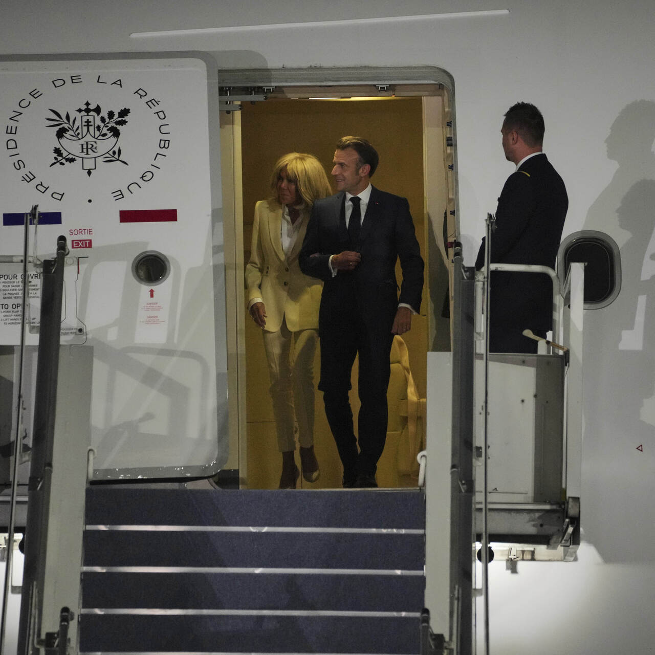 Macron ve eşi bu sefer kol kola