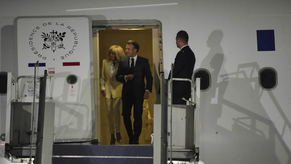 Macron ve eşi bu sefer kol kola