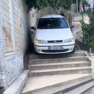 Navigasyon merdivenden indirdi!