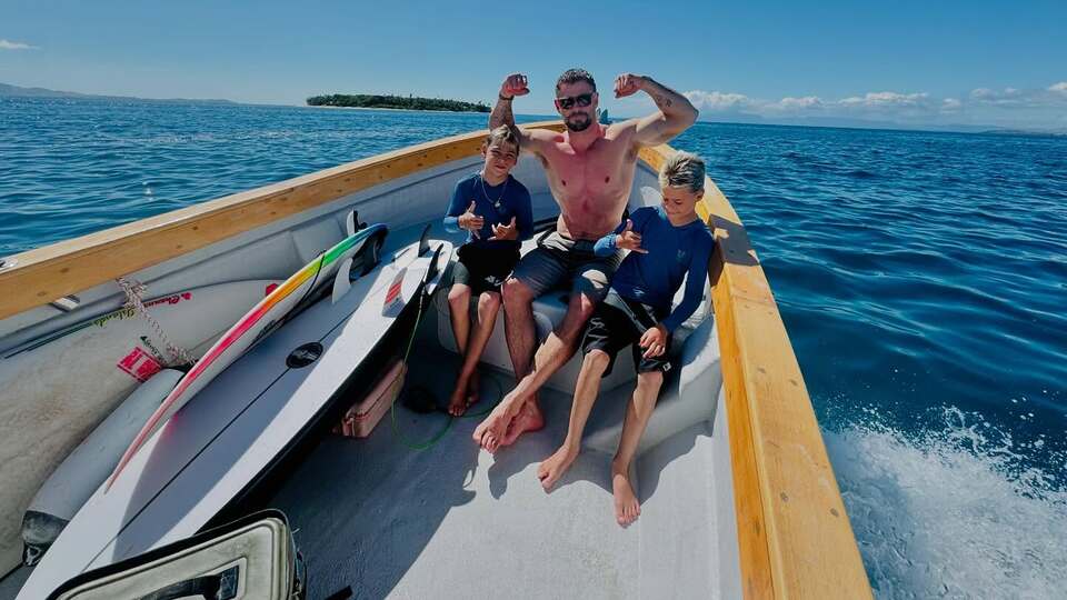 İkiz oğullarıyla sörf yaptı