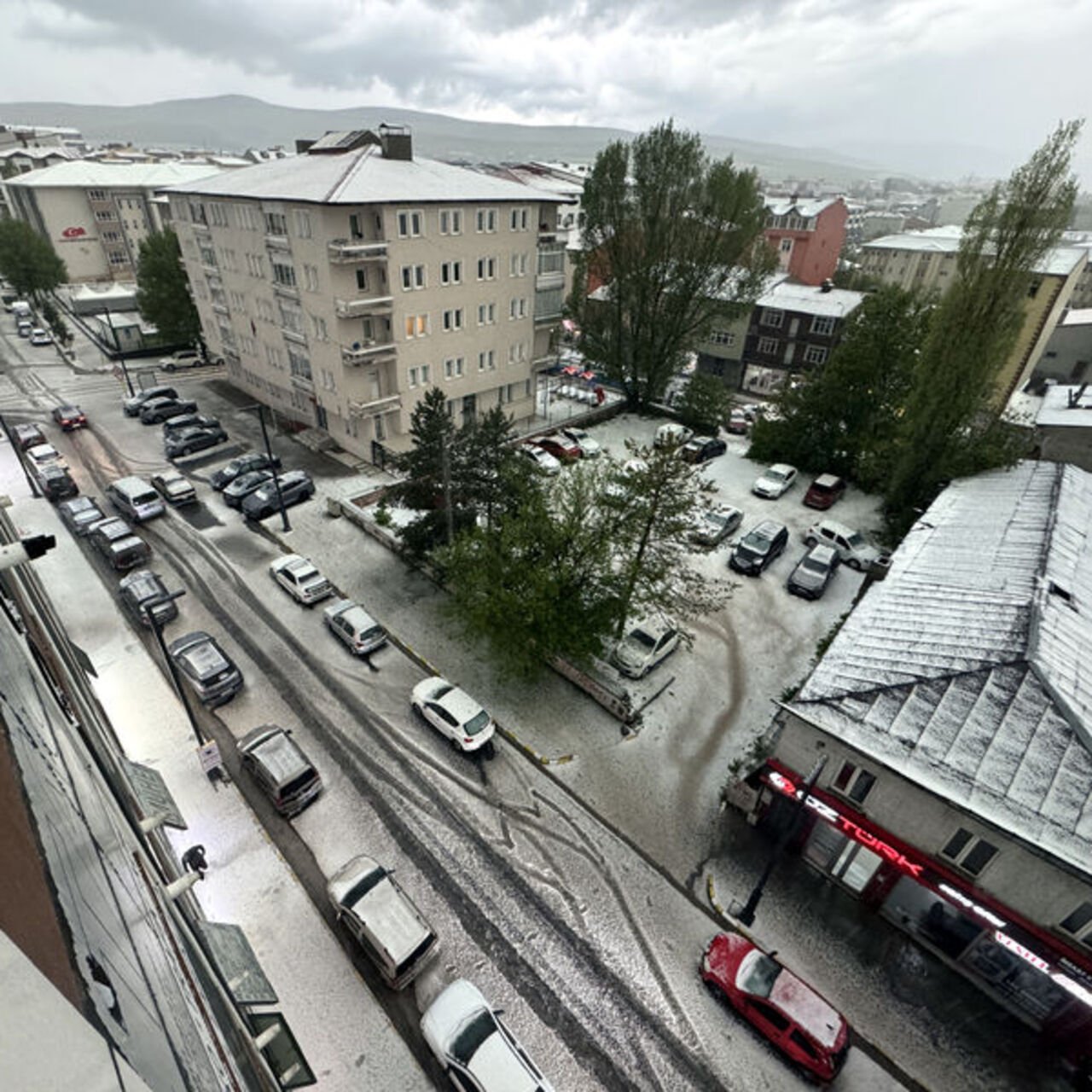 Ardahan'da şiddetli sağanak ve dolu etkili oldu