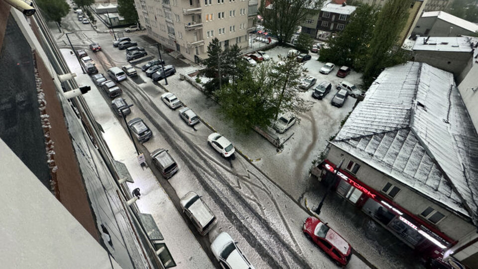 Ardahan'da şiddetli sağanak ve dolu etkili oldu