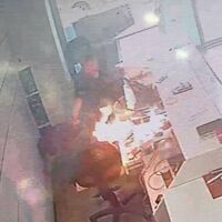 Telefon bataryası bomba gibi patladı!
