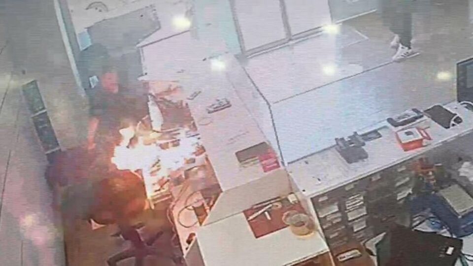 Telefon bataryası bomba gibi patladı!