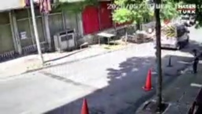 Vicdansız! Kediyi ezip yoluna devam etti