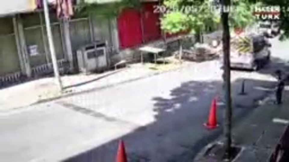 Vicdansız! Kediyi ezip yoluna devam etti