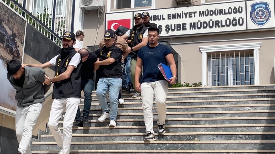 İş vaadiyle getirdikleri kadınlara fuhuş yaptırdılar