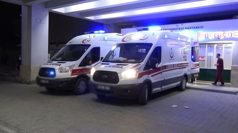 Elazığ'da otomobil şarampole devrildi: 1 ölü, 2 yaralı