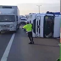 İstanbul kaza! TEM’de TIR devrildi! İstanbul yönünde yoğunluk | SON DAKİKA HABERİ | Son dakika haberleri