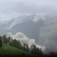 Buzul çöktü, köy heyelan altında kaldı