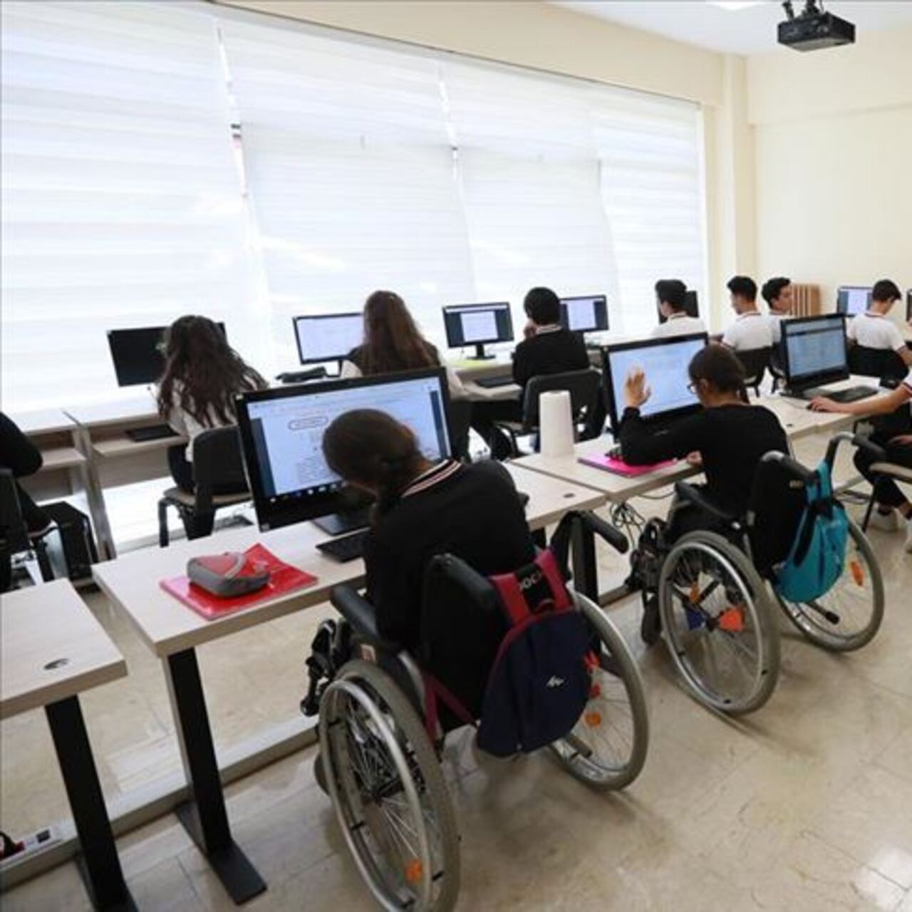 Engelliler İçin Gölge Öğreticilik
