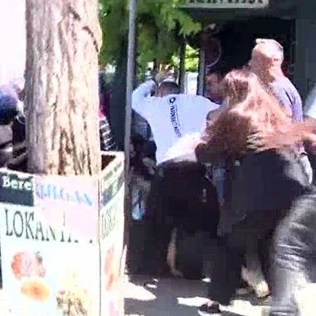 Gazetecilere saldıran 2 kişi tutuklandı
