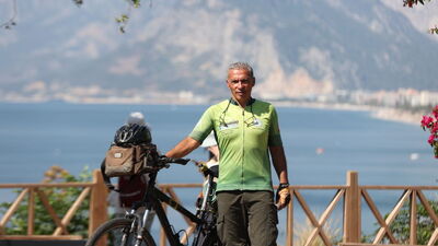 62 yaşındaki memur emeklisi bisikletle 29 ülkeyi dolaştı