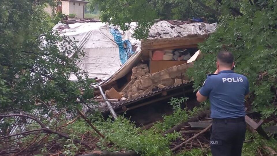 Tek katlı ev çöktü! 3 kişiyi ekipler kurtardı