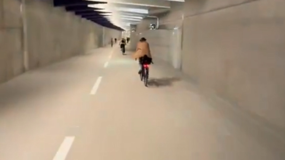 Zürih'te bisiklet tüneli açıldı