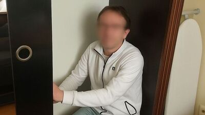 Evindeki kıyafet dolabında yakalandı