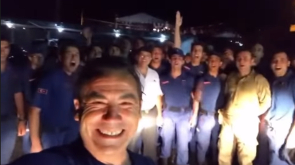 Jandarmayla birlikte marş söyledi