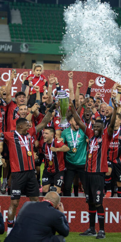 Süper Lig'e yükselen Karagümrük kupasını aldı!