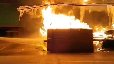 Sebze-meyve tezgahı alev alev yandı