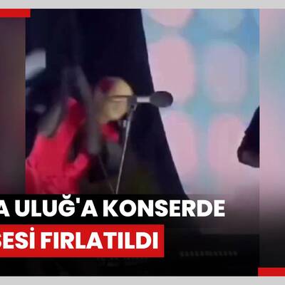 Derya Uluğ'a konserde su şişesi fırlatıldı