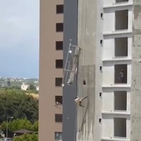 10 katlı inşaatta facia kıl payı!