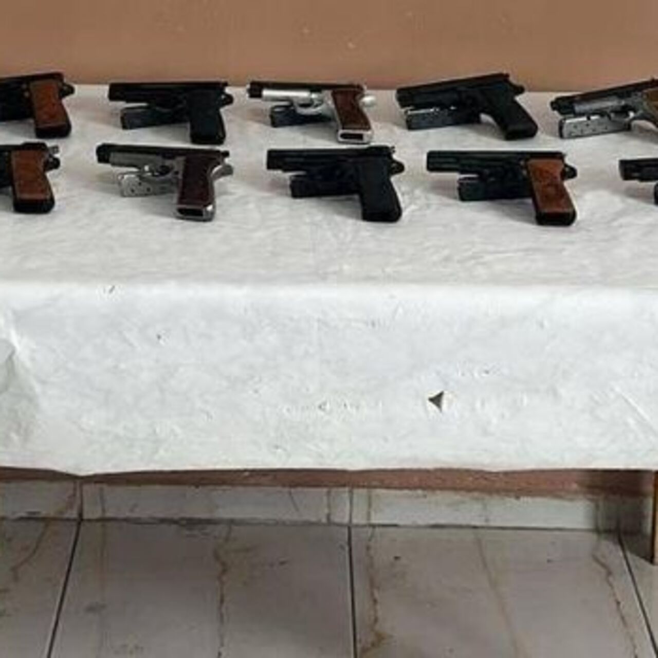 Erzurum'da ruhsatsız 10 tabanca ele geçirildi
