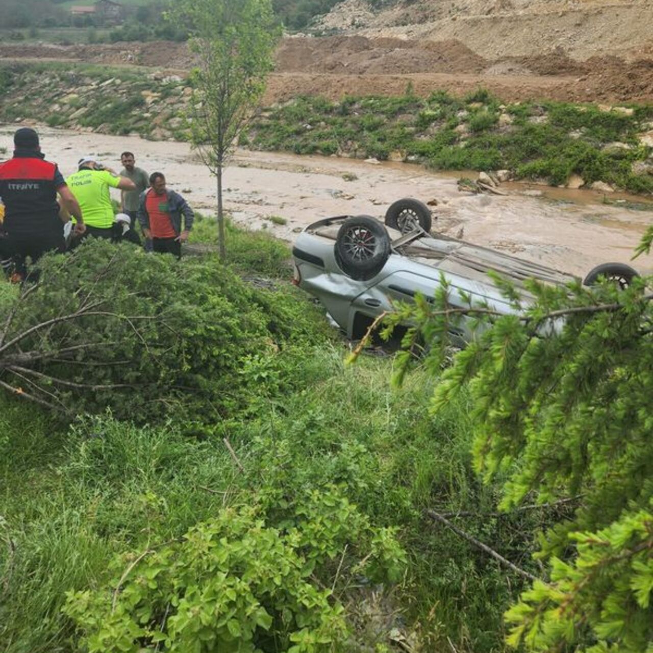 Otomobil dere kenarına devrildi: 5 yaralı