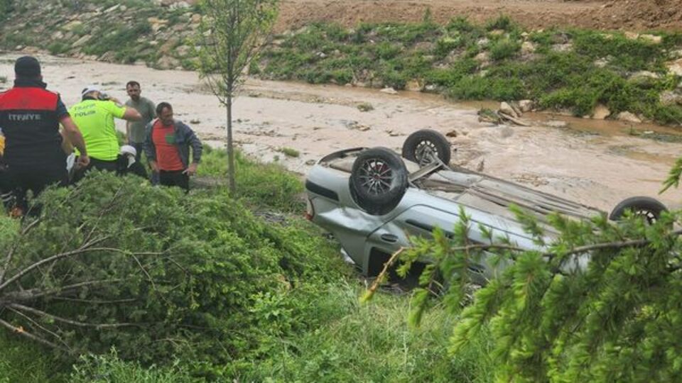 Otomobil dere kenarına devrildi: 5 yaralı