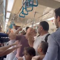 Çocuklarının gözü önünde darbedildi