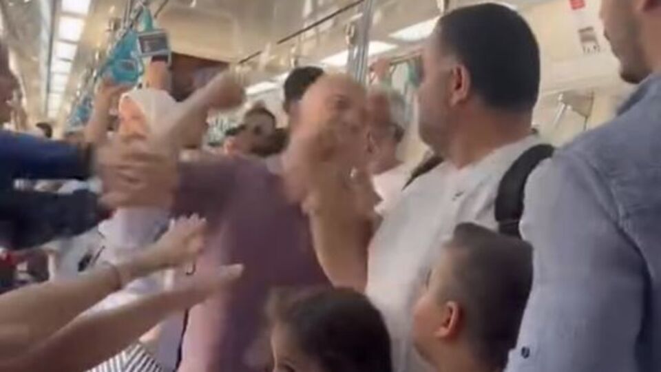 Çocuklarının gözü önünde darbedildi