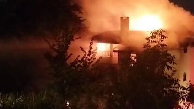 3 katlı binanın çatısında yangın