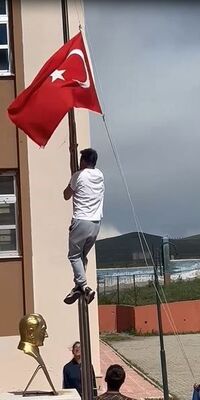 Direğe dolanan bayrağı böyle çözdü