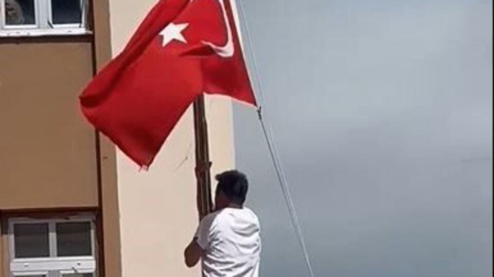 Direğe dolanan bayrağı böyle çözdü
