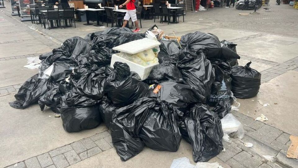 İzmir'de grev 3. gününde! Çöpler birikti
