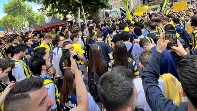 Fenerbahçe taraftarlarından "istifa" yürüyüşü