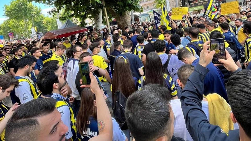 Fenerbahçe taraftarlarından "istifa" yürüyüşü