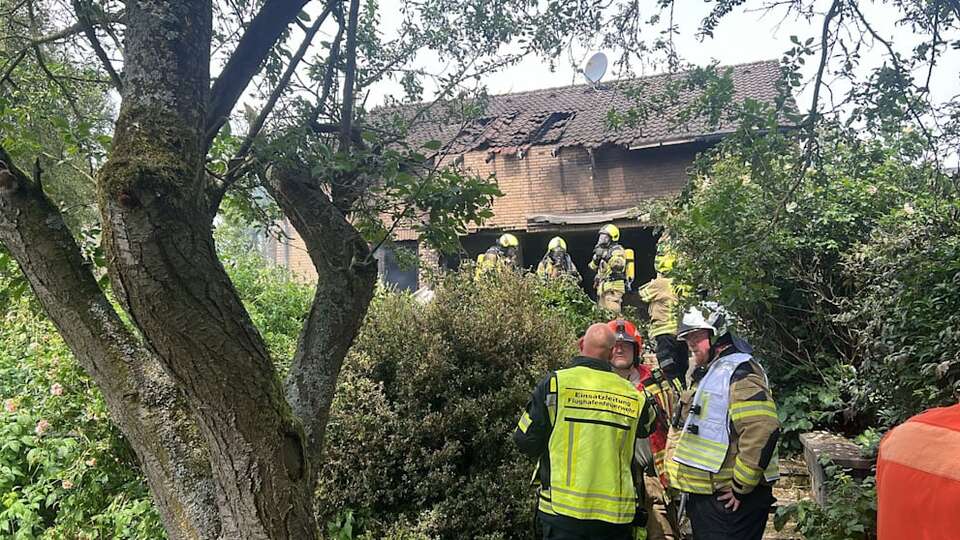 Almanya'da küçük uçak evin üzerine düştü: 2 ölü