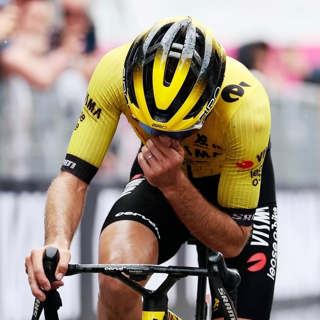 Simon Yates pembe mayoyu aldı