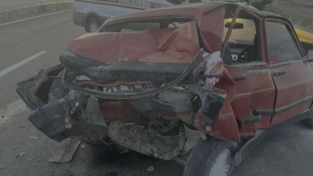 Otomobil ile kamyonet çarpıştı: 1 ölü, 2 yaralı