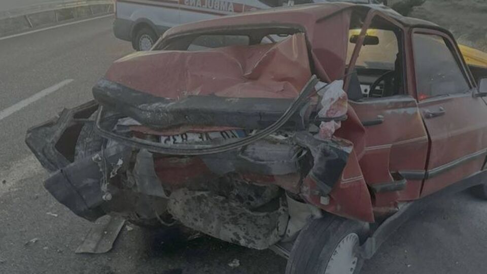 Otomobil ile kamyonet çarpıştı: 1 ölü, 2 yaralı