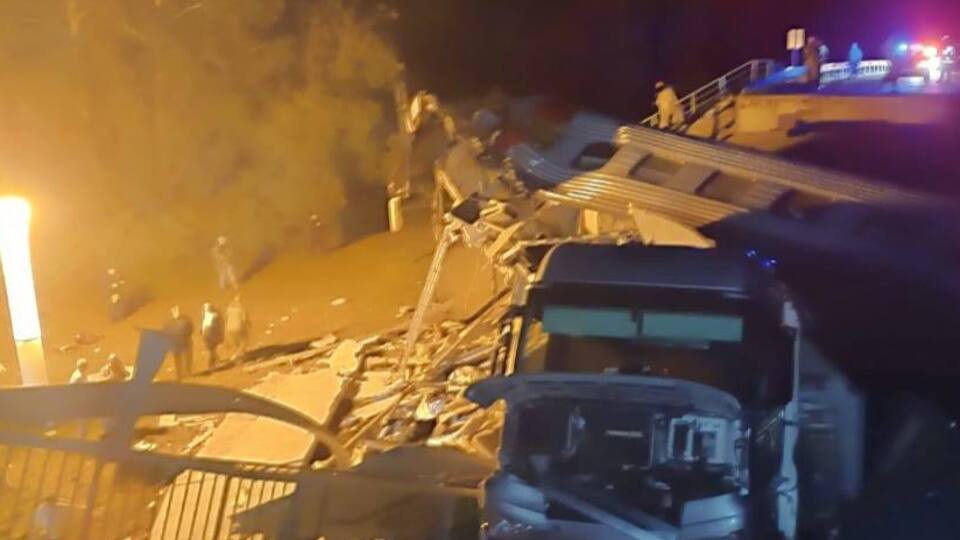 Rusya'da köprü trenin üstüne çöktü