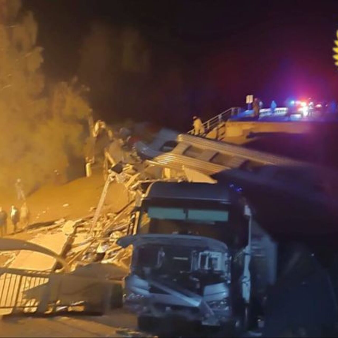 Rusya'da köprü yolcu trenin üzerine çöktü!