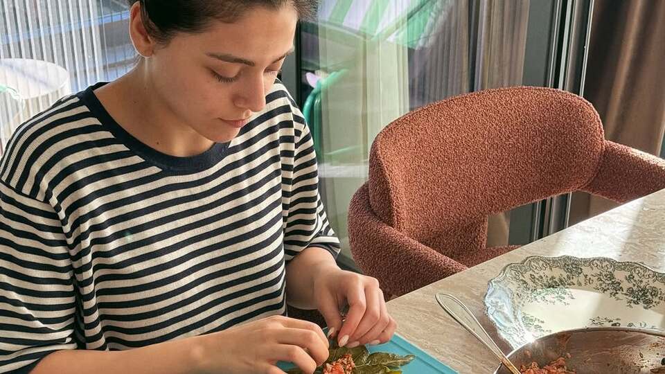 Mutfaktaki hünerlerini gösterdi