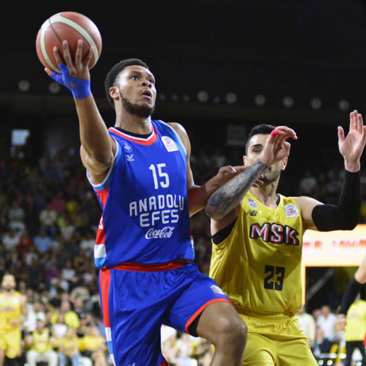 Anadolu Efes, Mersin'de yarı finale yükseldi!