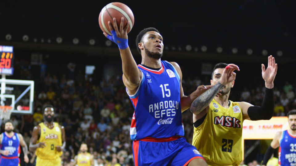 Anadolu Efes, Mersin'de yarı finale yükseldi!