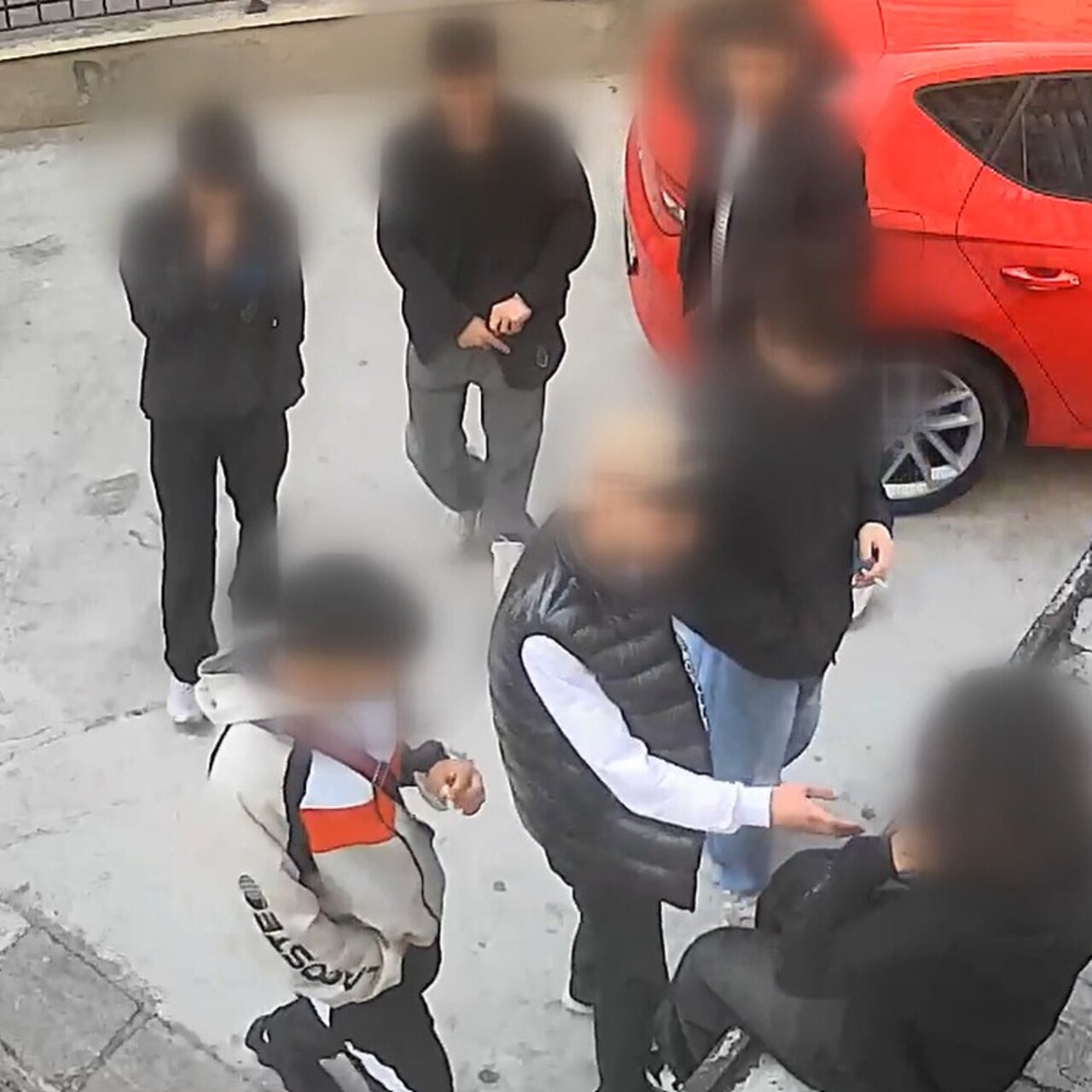 Kolyesini gasp etmişti, silah teşhirinden tutuklandı