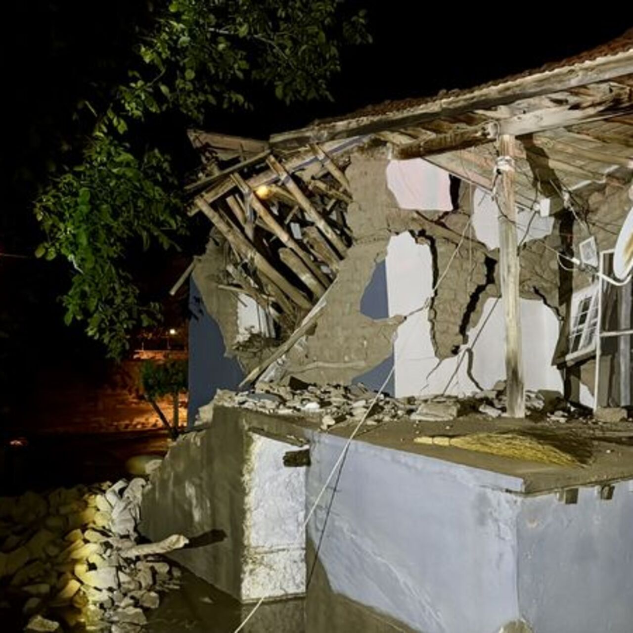 Sel nedeniyle 1 ev çöktü, 3 ev boşaltıldı